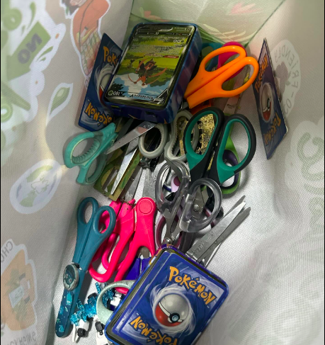 Cikgu Terkejut Lepas ‘Spot Check’ Beg Murid, Jumpa Gunting, Telefon & Gambar Tak Senonoh