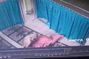 Lelaki Tak Berbaju Menyelinap Ke Ruang Muslimah, Cuba Cabul Wanita Sedang Solat