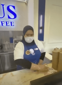 Staf Kedai Kopi Popular Disimbah Minuman Panas, Netizen Naik Angin!