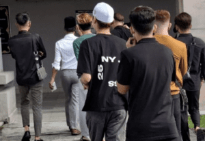 “Kami Tak Bersalah”, 13 Lelaki Berpakaian Wanita Hadap Mahkamah