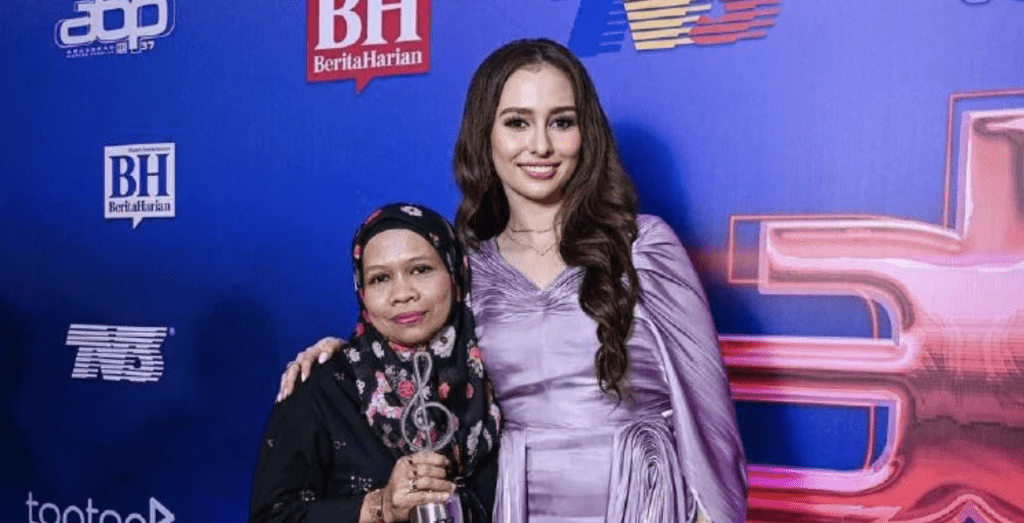 Hubungan Kembali Jernih, Anna Jobling Peluk Ibu Dengan Penuh Kasih