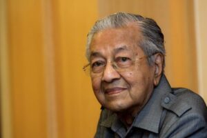 Tun Mahathir Jalani Fisioterapi Tanpa Pembedahan Selepas Terjatuh