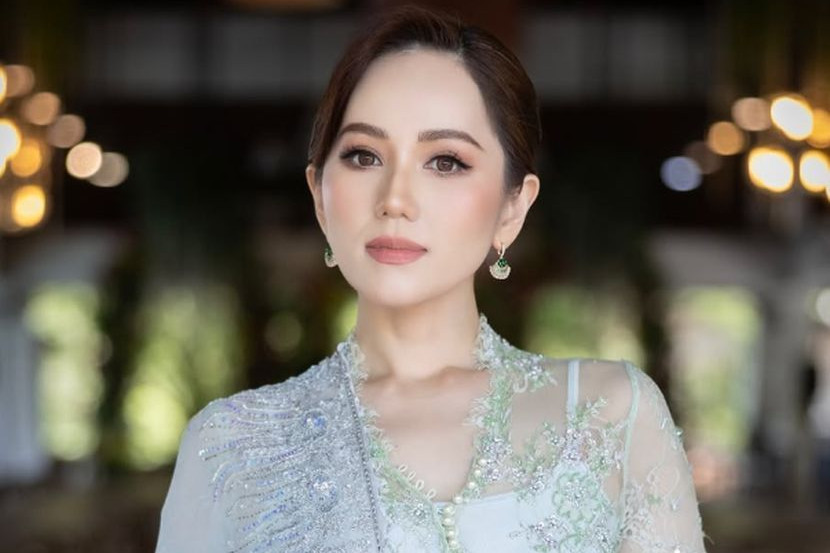 Sophia Albarakbah Turun Padang Jual Air Kelapa, Ajak Ramai Kurangkan Minuman Manis