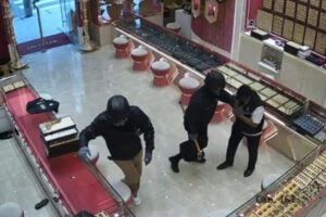 4 Lelaki Bertopi Keledar Larikan Emas Hampir RM10 Juta 